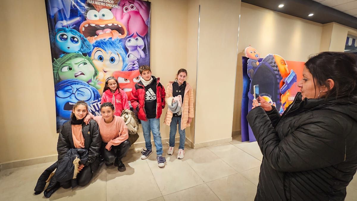 Imágenes que se repiten por estos días, de chicos y jóvenes que esperan por ingrtesar a ver Intensament2 2. Fotos: Marcelo Ríos.