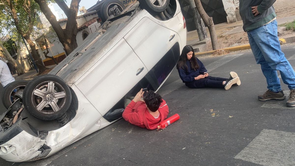 En un accidente en Godoy Cruz un auto chocó a otro estacionado y volcó