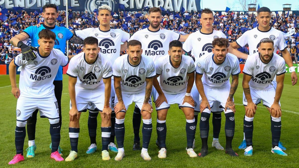 Independiente Rivadavia le ganó a Deportivo Riestra y quedó a un punto del puntero Deportivo Maipú. Independiente Rivadavia le ganó a Deportivo Riestra y quedó a un punto del puntero Deportivo Maipú.
