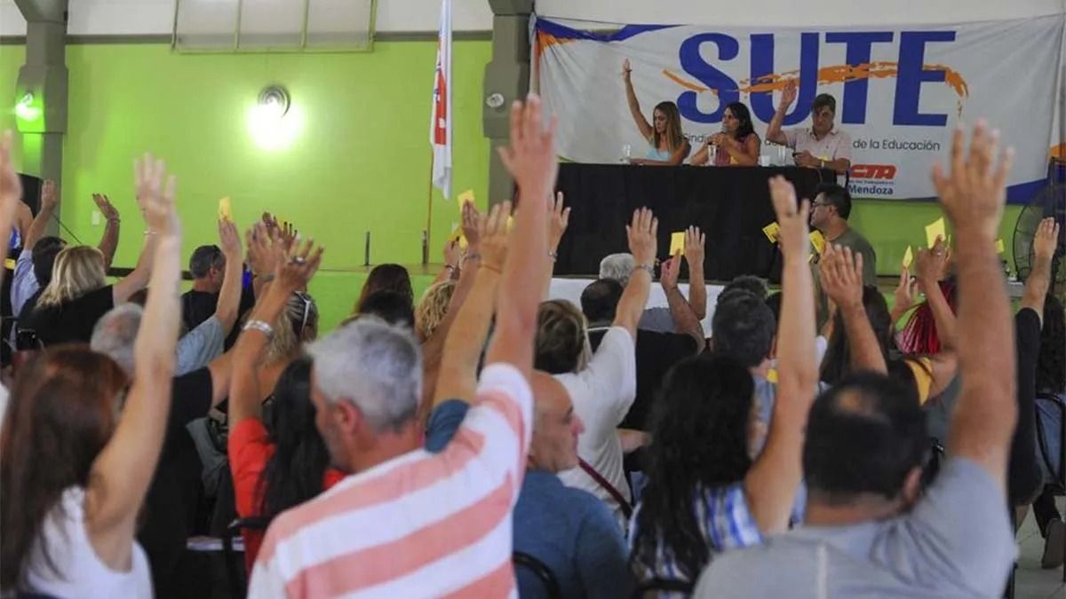 Los trabajadores de la educación de Mendoza, nucleados en el SUTE, manifestaron que el para de este jueves 22 de junio es en apoyo a la lucha de los docentes de Jujuy.