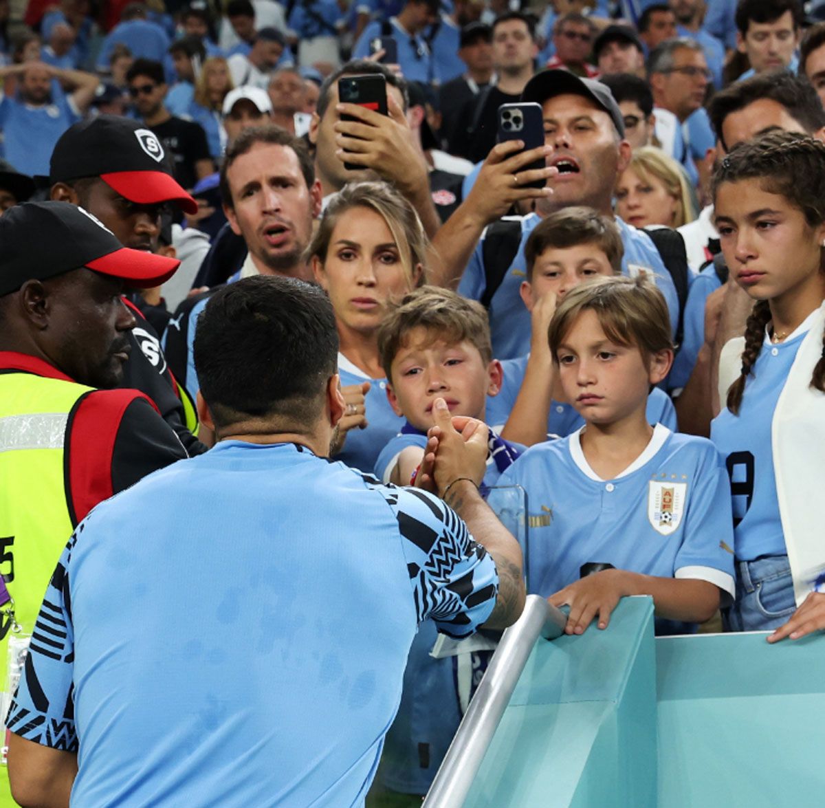 Suárez saluda a sus hijos y su esposa tras la eliminación