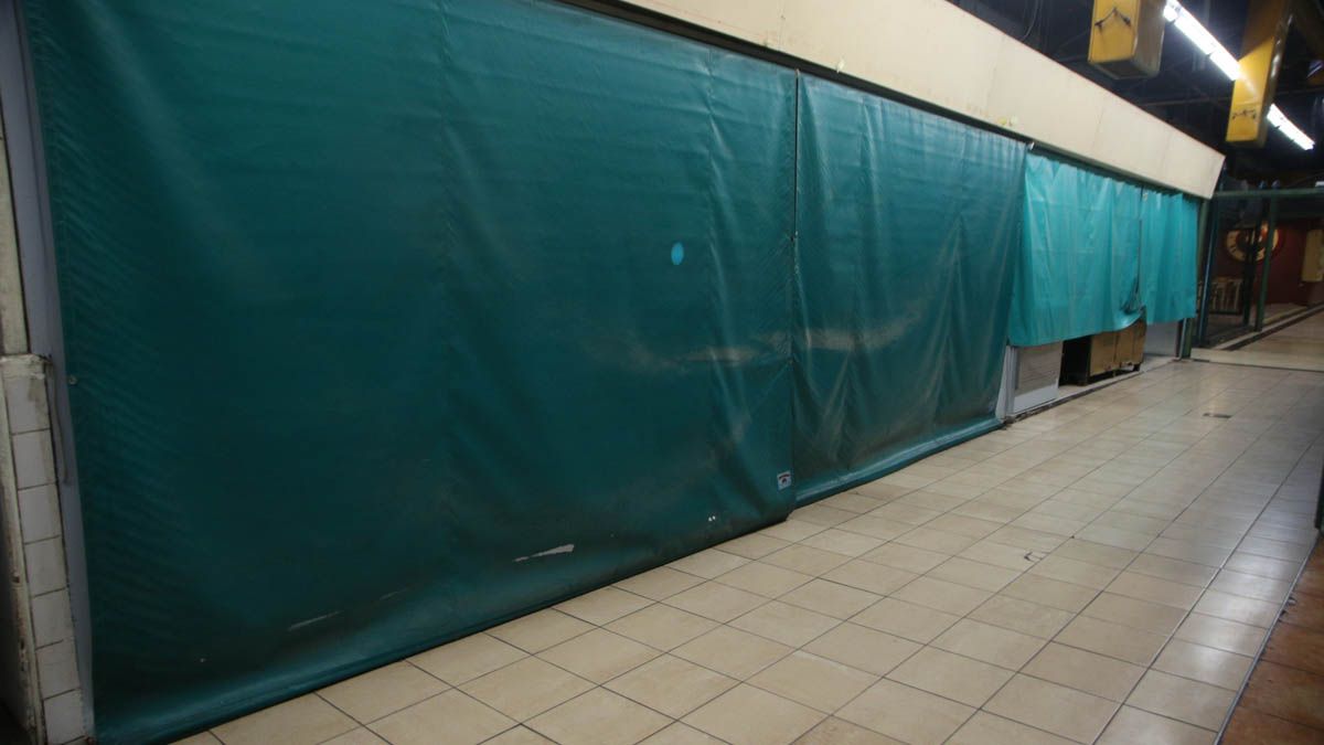 Algunos comercios del Mercado Central decidieron ocupar menos puestos y conformarse con uno solo, y la imagen de los locales cerrados son testimonio de la dura realidad económica que afecta, incluso a un rubro básico como el alimentario.
