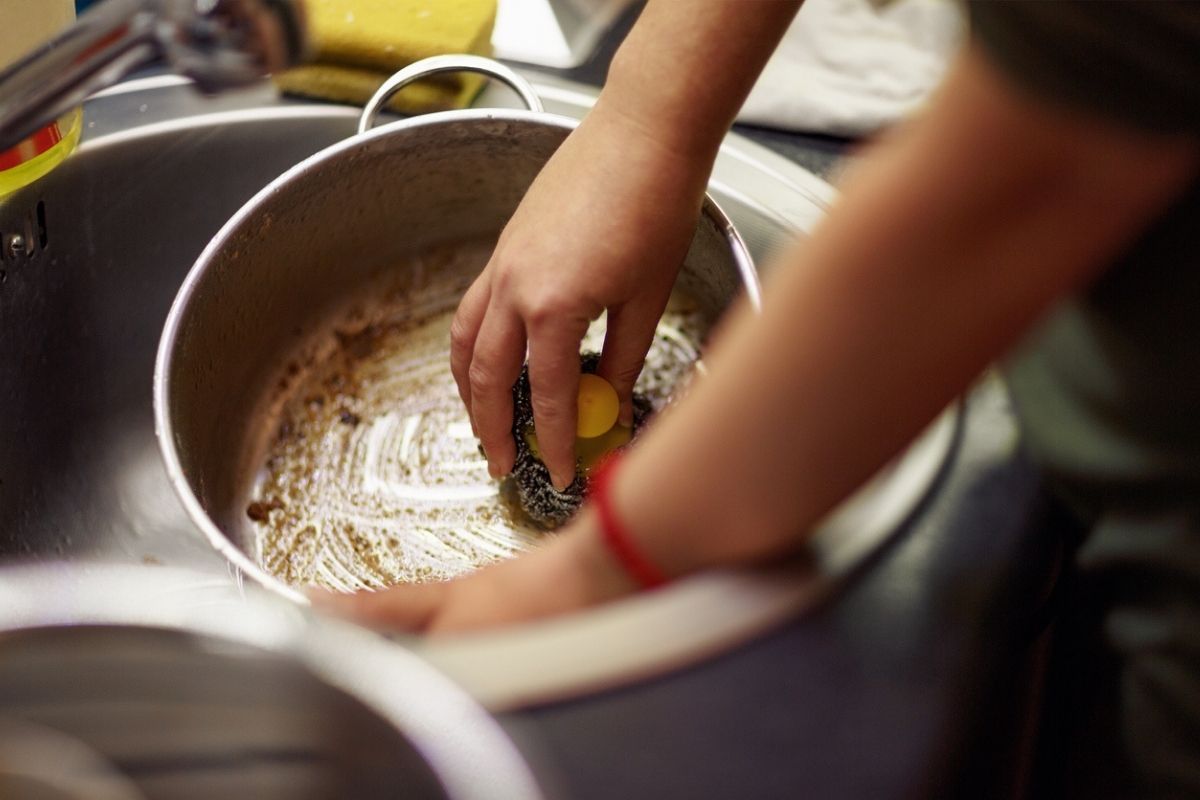 Cómo eliminar las manchas negras de adentro de la olla con solo un ingrediente