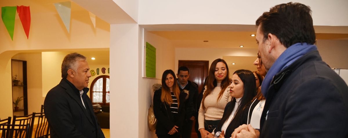 El gobernador Alfredo Cornejo y el ministro Tadeo García Zalzar en la apertura de un nuevo hogar de niños en Mendoza.