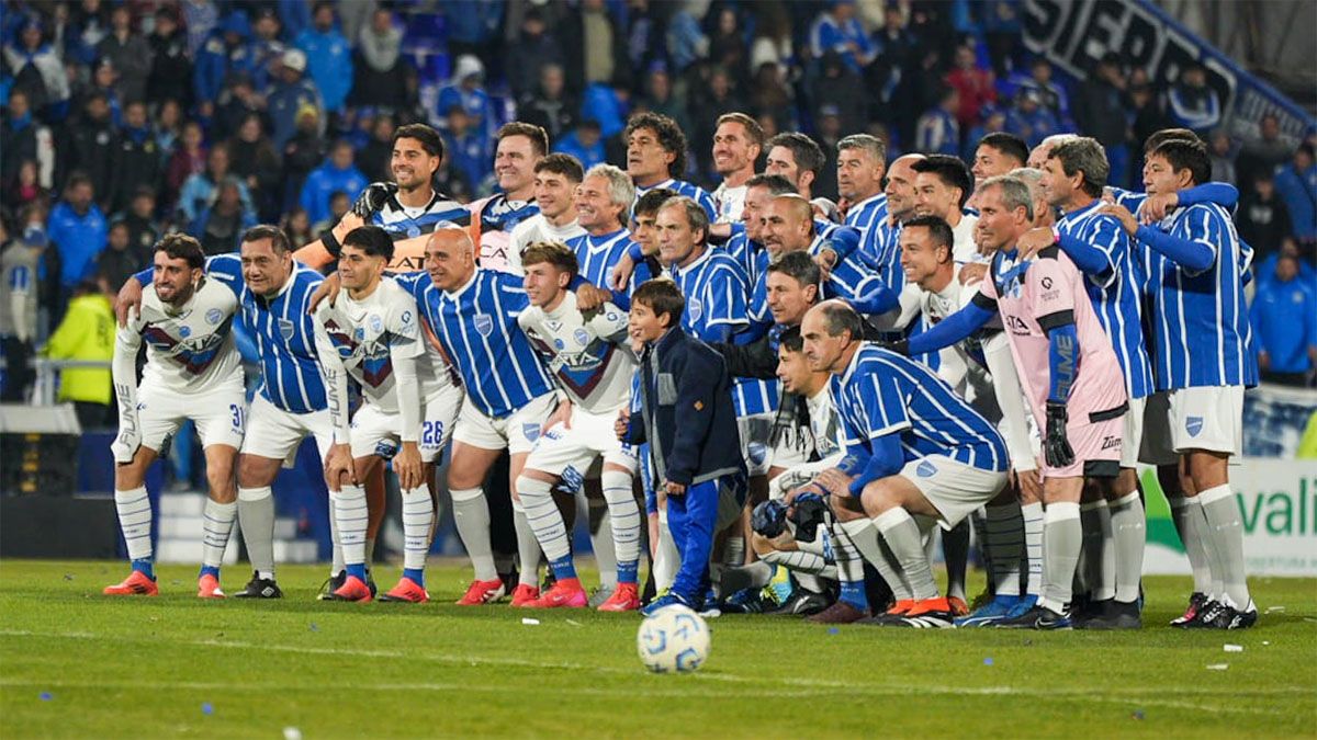 Las glorias y los jugadores actuales del Tomba inauguraron el Gambarte.