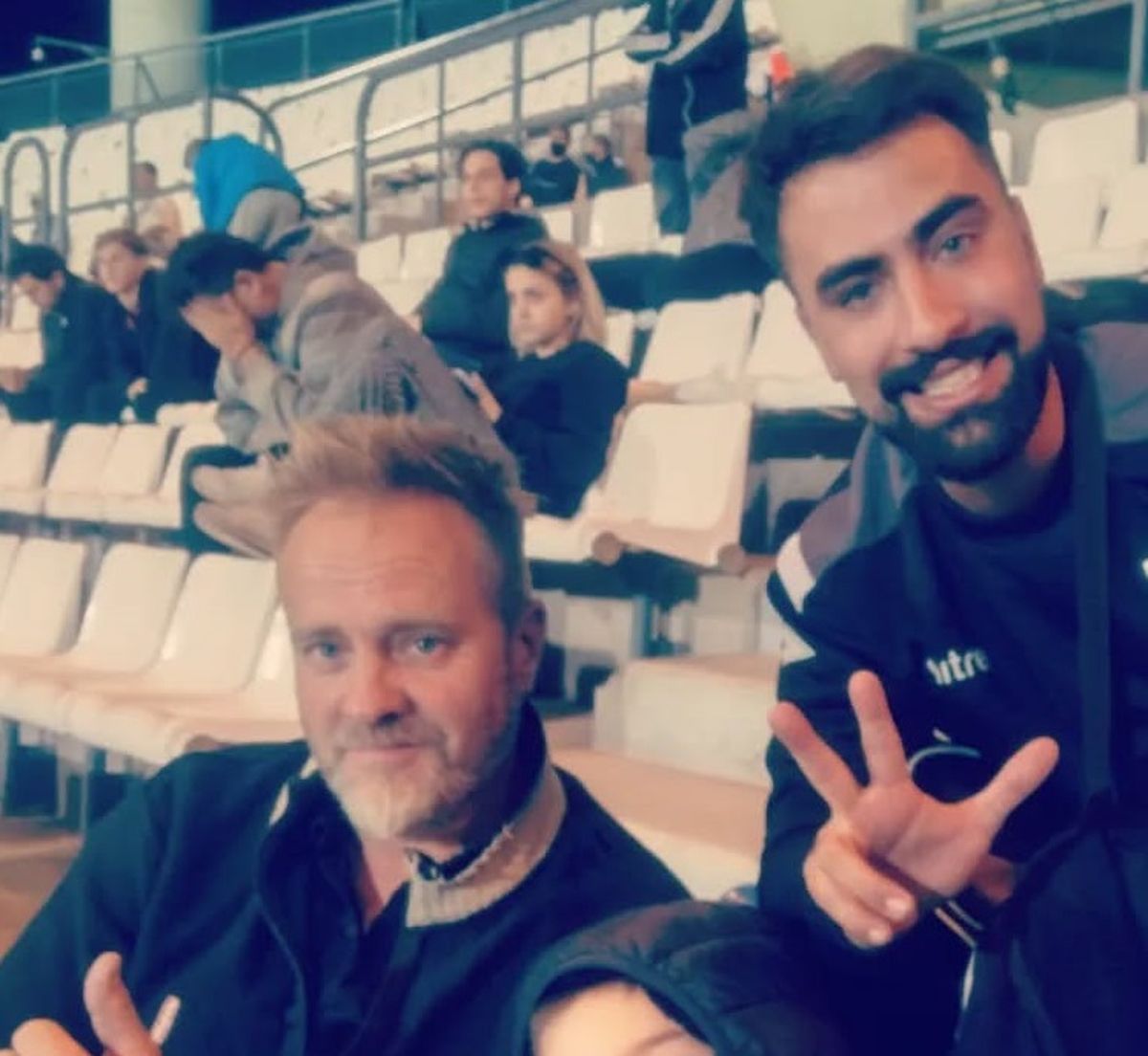 Juan Pablo y su tío, alentando a Gimnasia en el Malvinas Argentinas.