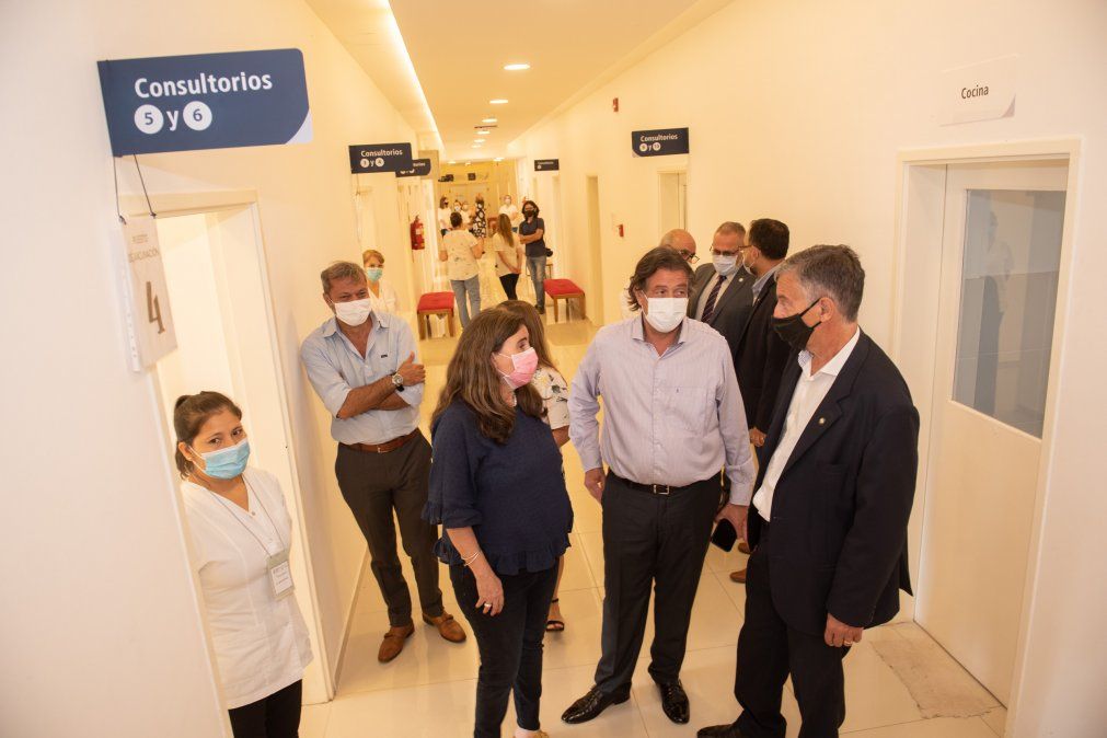 En la inauguración del vacunatorio de la UNCuyo, el Gobierno explicó la diferencia entre las vacunas que ha recibido Mendoza y la cantidad de personas que aparecen en el listado como vacunados.