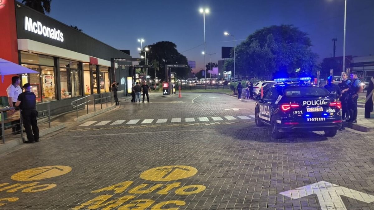 Dos mujeres se pelearon en la playa de estacionamiento del McDonalds