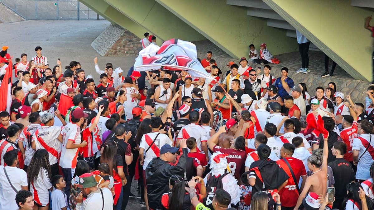 Los hinchas de River llegaron temprano y coparon la popular Norte Los hinchas de River llegaron temprano y coparon la popular Norte