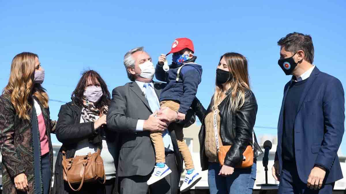 Alberto Fernández encabezó un acto de entrega de viviendas. Anunciaron nuevos requisitos para créditos de vivienda.