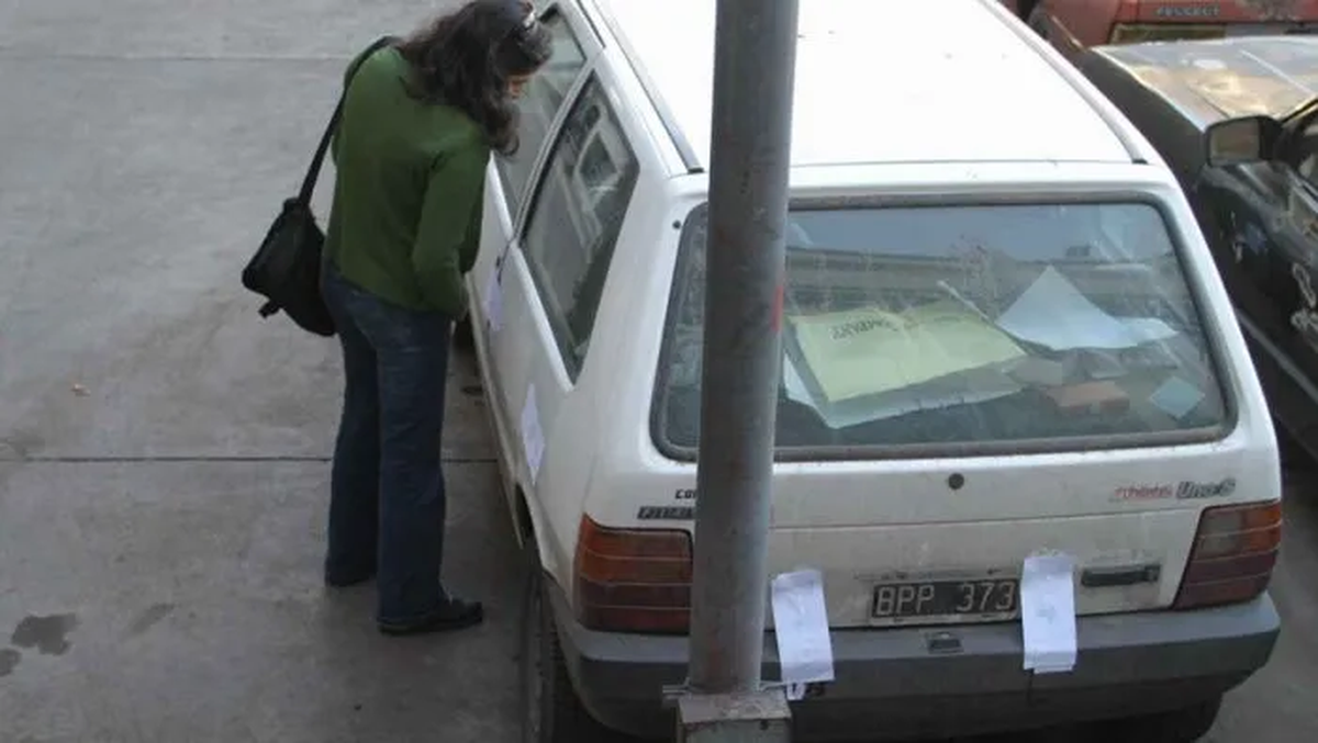 El auto de Suárez en la playa de Investigaciones.