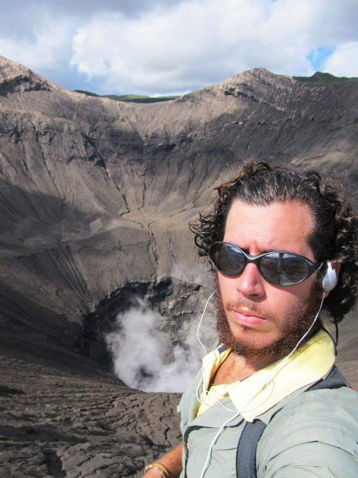 Una de las postales que el ingeniero agrónomo y enólogo atesora de su experiencia en un volcán en Indonesia. Una de las postales que el ingeniero agrónomo y enólogo atesora de su experiencia en un volcán en Indonesia.