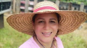Vivió 9 años en cruceros y regresó para ayudar a su padre de 76 años a salvar la finca familiar: hoy inspira a otros productores