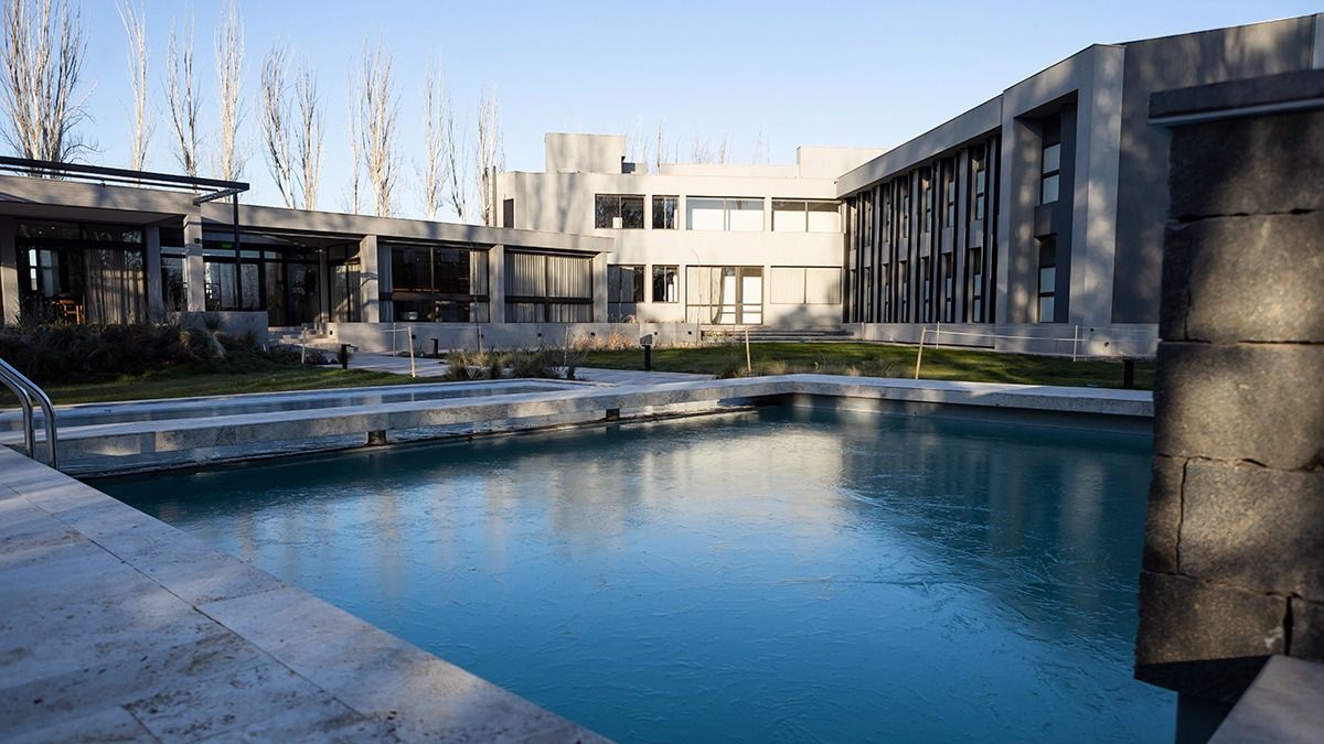 Un jardín con vistas a la montaña nevada y una moderna piscina forman parte del entorno del hotel Amérian Chacras que acaba de inaugurar. Un jardín con vistas a la montaña nevada y una moderna piscina forman parte del entorno del hotel Amérian Chacras que acaba de inaugurar.