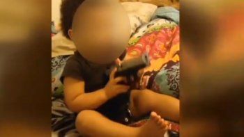 Video: padres grabaron a su bebé jugando con un arma de fuego