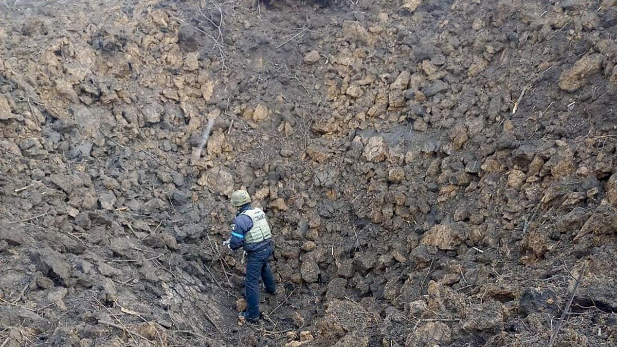 Un hombre desciende al cráter ocasionado por la explosión de una de las bombas que arrojaron las fuerzas rusas a un hospital maternal en Mariupol.&nbsp;