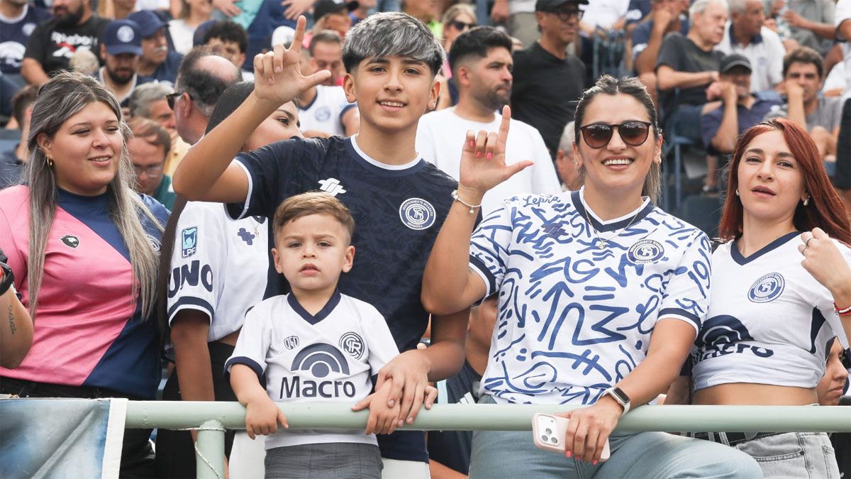 Los hinchas de la Lepra disfrutan del gran presente del equipo.