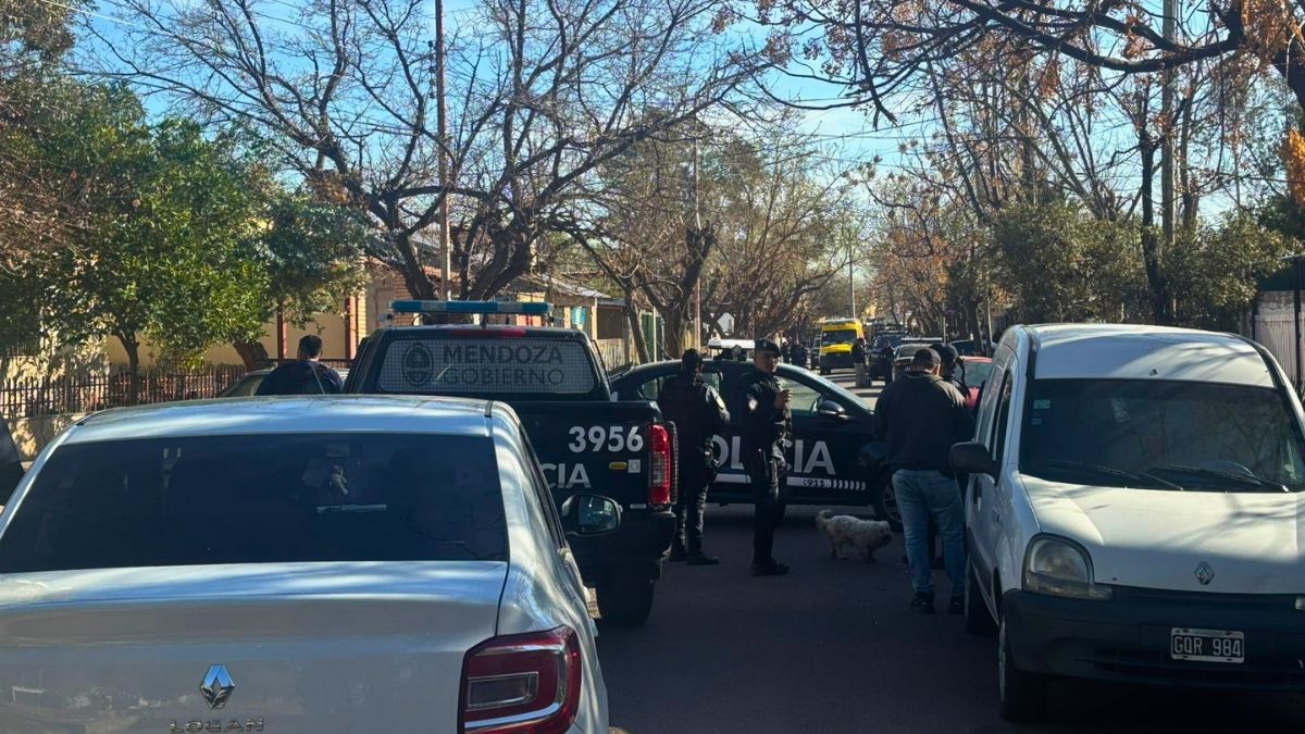 Se desplegó un operativo luego de que se atrincheró la hermana de Micaela Reina. Se desplegó un operativo luego de que se atrincheró la hermana de Micaela Reina.