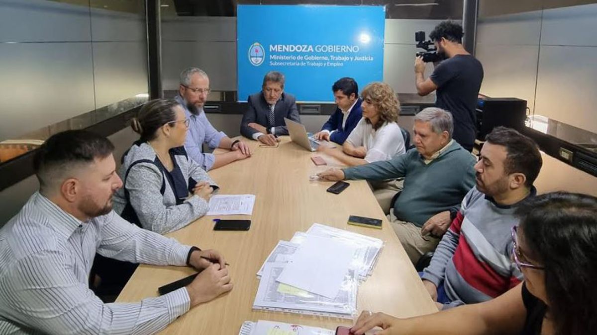 Por ahora, la mesa paritaria no ha llegado a buen puerto. Por ahora, la mesa paritaria no ha llegado a buen puerto.