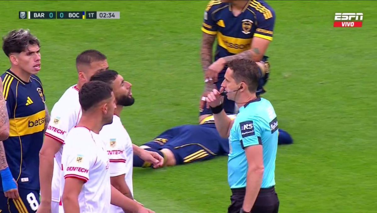Merentiel cayó y todo Boca pidió roja. 