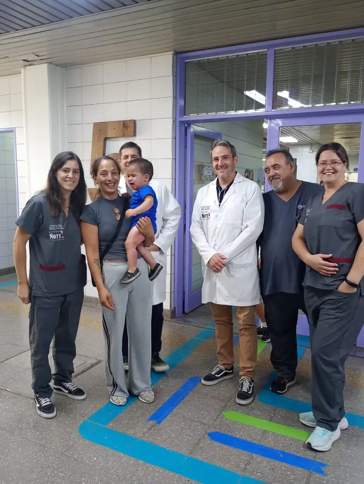 Vanina, la mam&aacute; de Bauti, Bauti y trabajadores del hospital Notti.