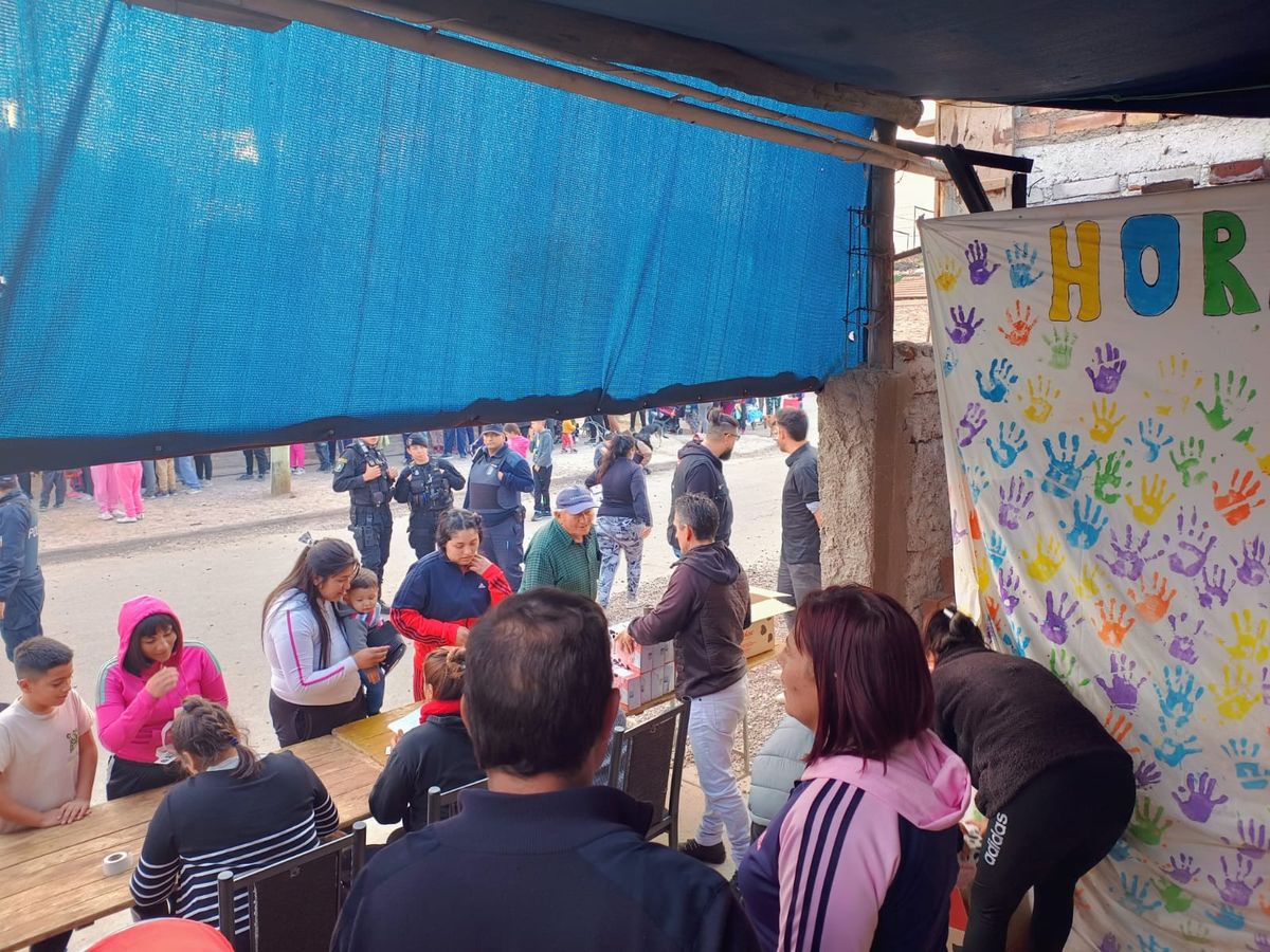 Una postal que se repitió en la mayoría de los merenderos de Mendoza. Cientos de personas, en medio de la crisis, buscando 1 kilo de leche en polvo para los más pequeños.