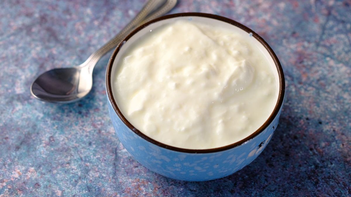 Cómo se prepara el Yogur natural casero: la receta facilísima y cremosa con 2 ingredientes