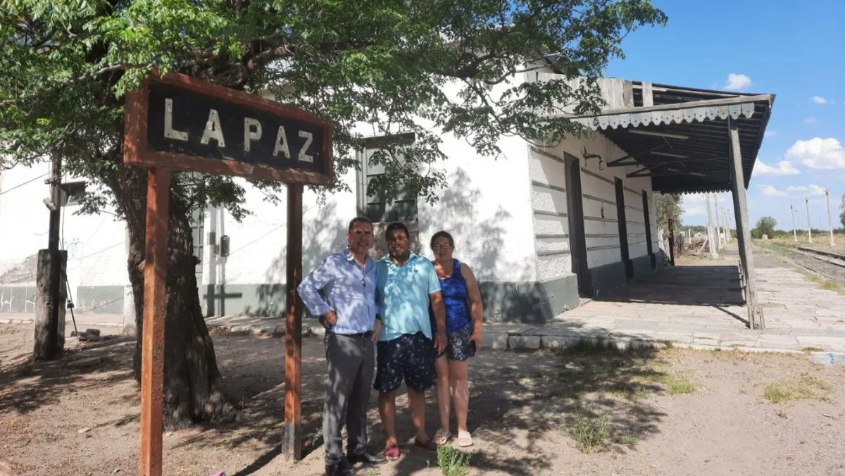 El diputado provincial Jorge Difonso (Unión Popular) recorriendo la estación de La Paz junto a algunos vecinos.