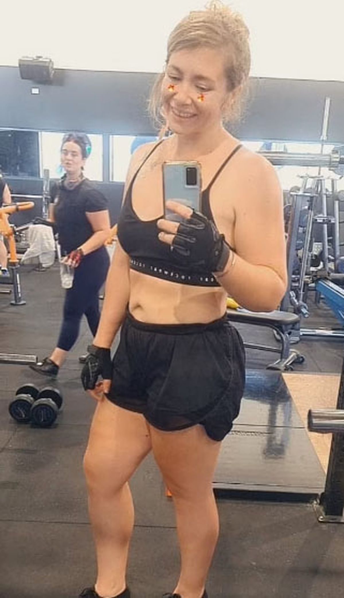 Sophie Pugh en el gimnasio. Sintió dolores que le atribuyeron a su actividad física, pero era cáncer.
