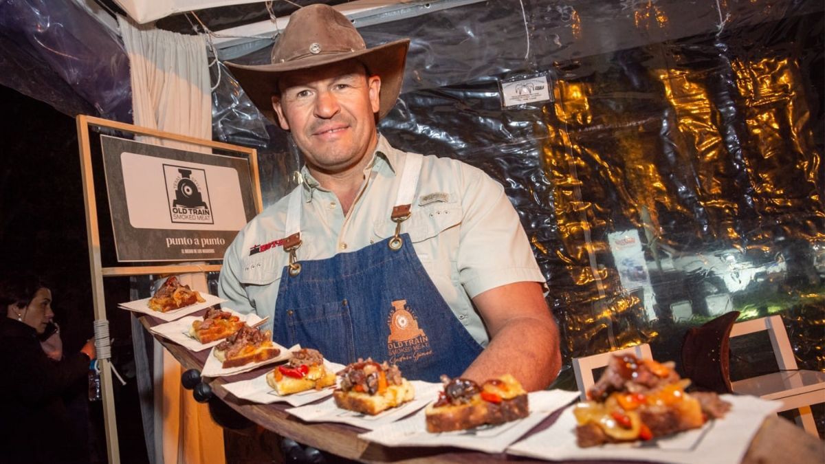 Gustavo Gómez logró insertar su emprendimiento gastronómico de carnes cocidas en el ahumador, en grandes eventos como los recitales de Coldplay en River.