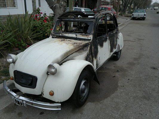 Quemacoches: incendiaron un Citroën en barrio San Rafael