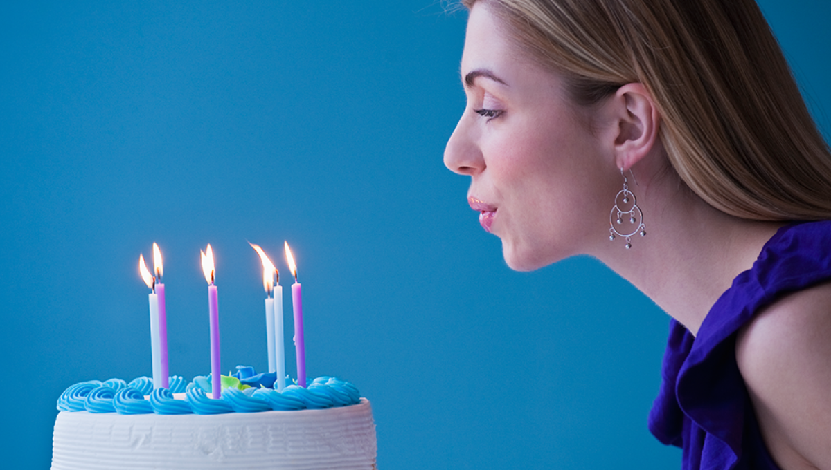 La tradición de soplar velas en el cumpleaños. La tradición de soplar velas en el cumpleaños.