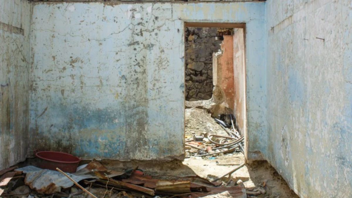  Una de las muchas casas de Morococha que resultaron dañadas, lo que, según Alejandro, ocurrió a pesar de la orden judicial existente para preservarlas (Imagen: Sally Jabiel) Una de las muchas casas de Morococha que resultaron dañadas, lo que, según Alejandro, ocurrió a pesar de la orden judicial existente para preservarlas (Imagen: Sally Jabiel)