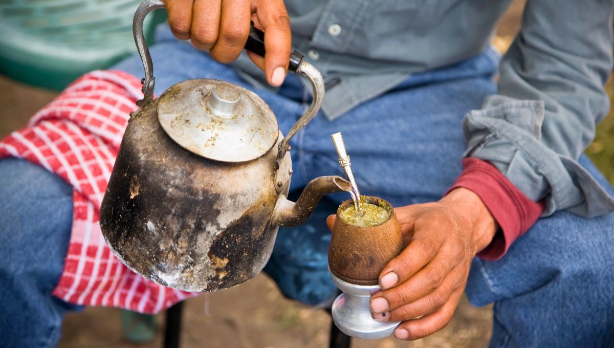 Ya es costumbre decir "te cebo unos mates" y muchas veces lo decimos sin pensar en el significado.