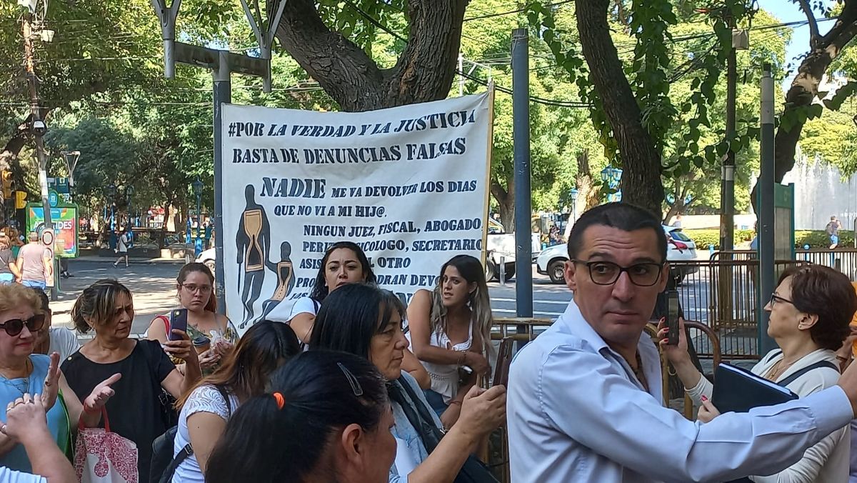 Familiares de personas detenidas por denuncias de violencia de género protestaron en Legislatura