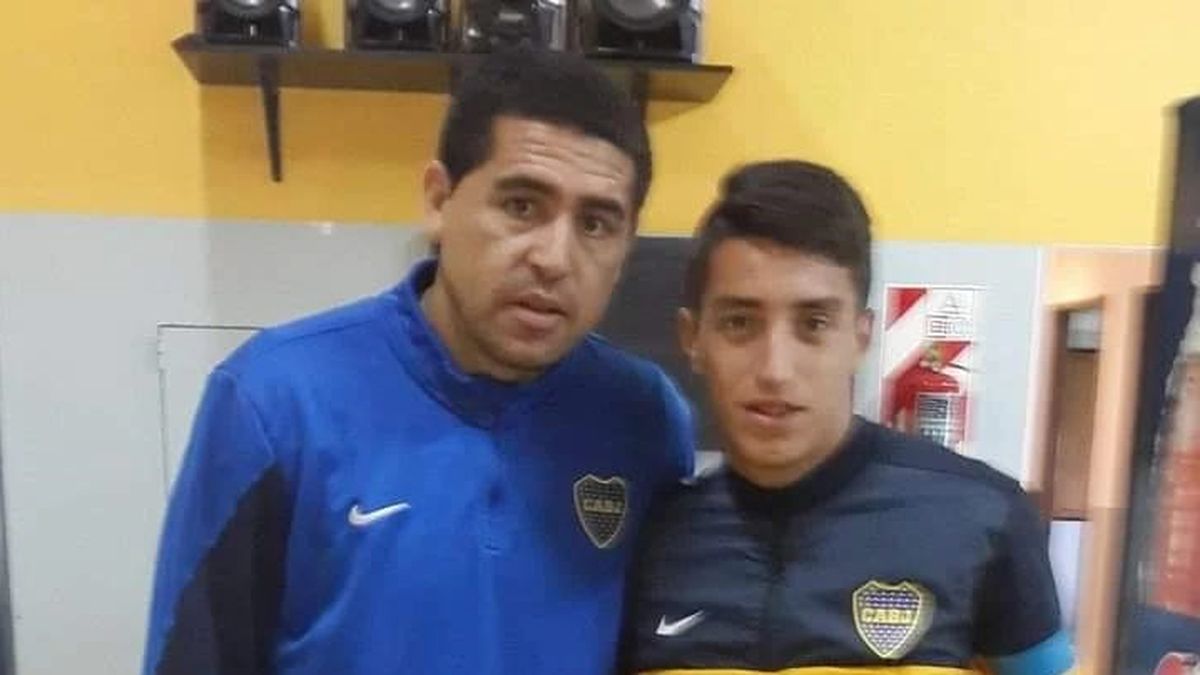 Iván Luis Leszczuk con su ídolo Juan Román Riquelme.