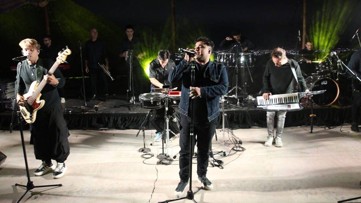 Los Totora comenzaron su show alrededor de las 22 y todos comenzaron a bailar. Los Totora comenzaron su show alrededor de las 22 y todos comenzaron a bailar.