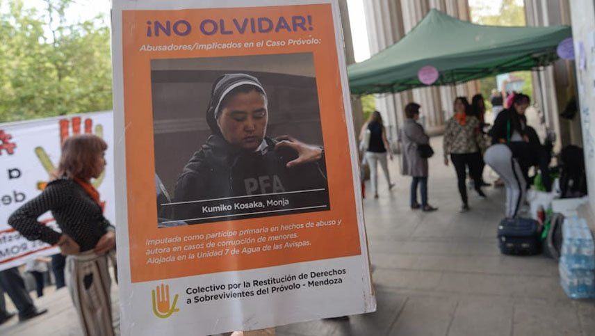 Pancartas de las familias de las víctimas del caso Próvolo 2 en los tribunales.