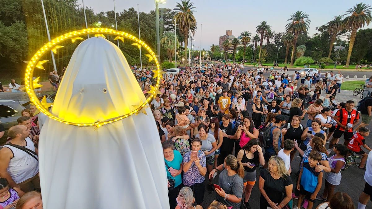 Una multitud acompañó la peregrinación para honrar a la Virgen de Lourdes. 