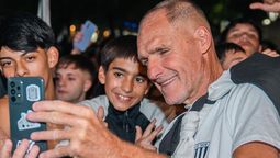 Los hinchas de Gimnasia y Esgrima realizaron un banderazo.