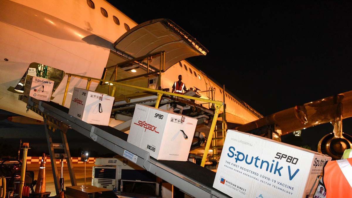 Este viernes llegan 330.000 dosis de Sputnik V a Ezeiza.