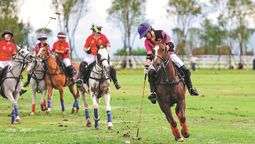 Las jugadoras compiten en la primera edición de la Copa Rosa de Polo, un torneo internacional dedicado a jinetes femeninas, en Chongqing el 3 de agosto. PARA USO DE CHINA DAILY