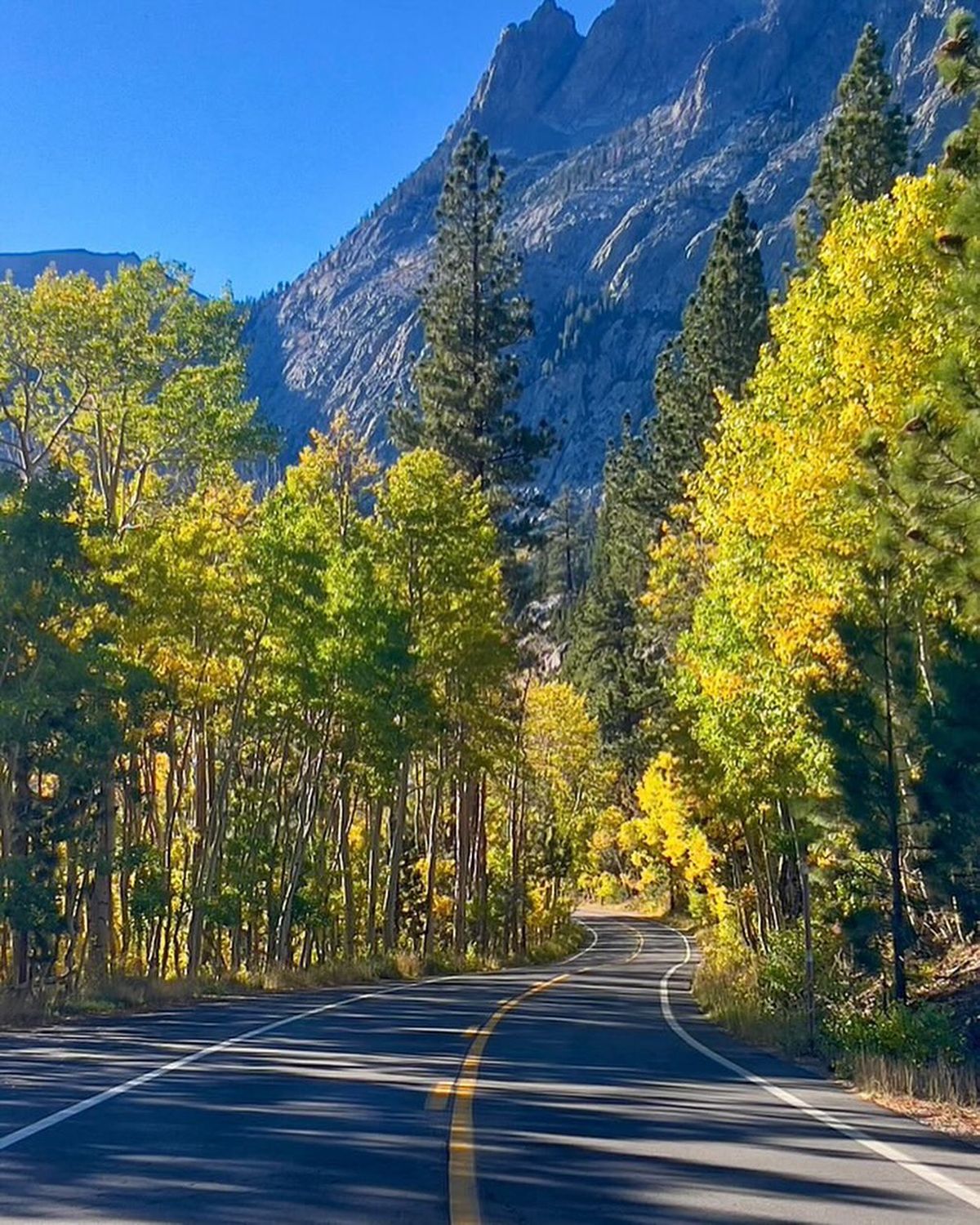 El camino para llegar este pueblo ya es mágico. El camino para llegar este pueblo ya es mágico.