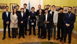 Justo a la derecha de Javier Milei se lo ve al estudiante mendocino Álvarez Haarth.