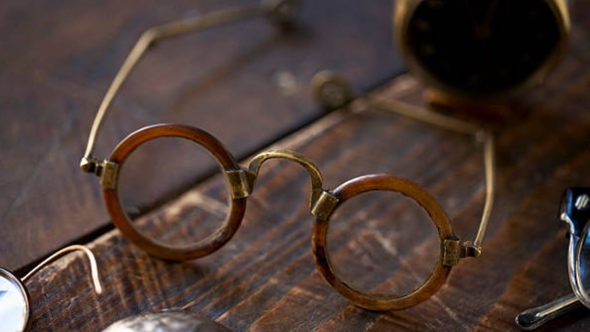 Paso a paso para reciclar lentes viejos y crear una lupa casera.