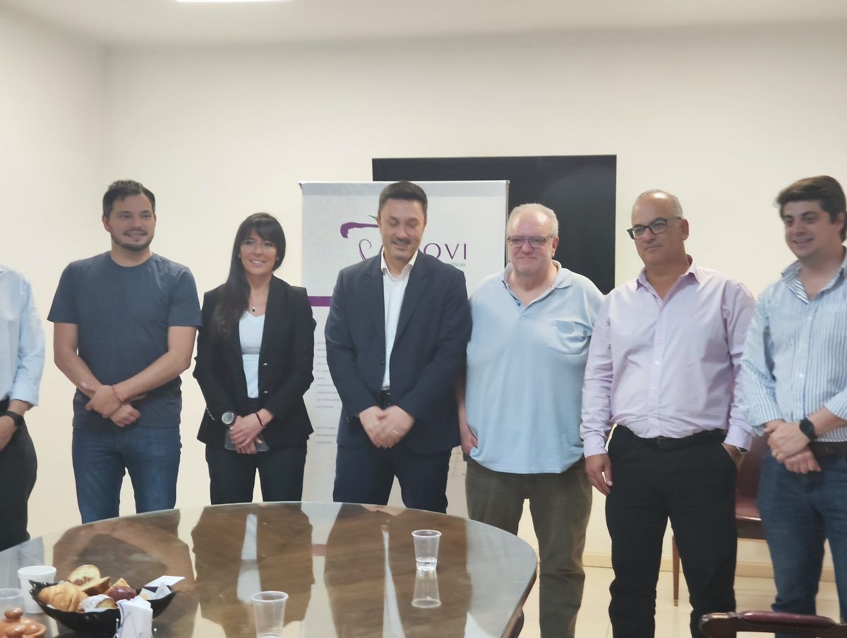 Luis Petri en la reunión con los dirigentes de Acovi y los otros dos candidatos al Congreso, Álvaro Martínez y Pamela Verasay. Luis Petri en la reunión con los dirigentes de Acovi y los otros dos candidatos al Congreso, Álvaro Martínez y Pamela Verasay.