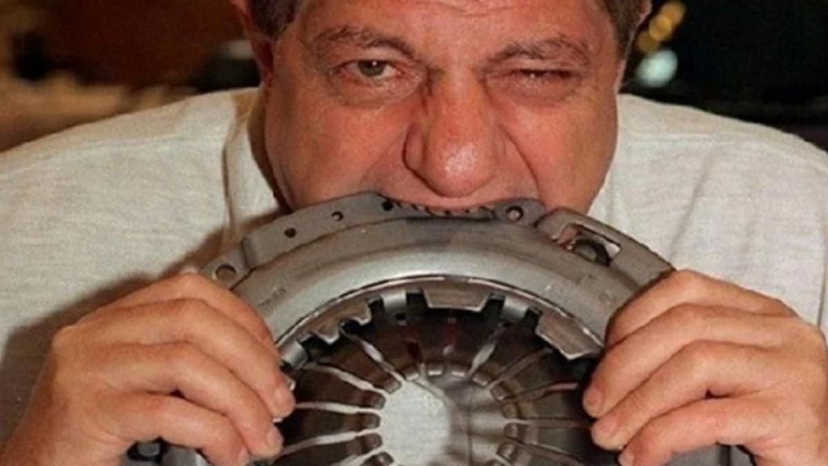 Se estima que este hombre consumió cerca de 9.000 kilogramos de metal. Se estima que este hombre consumió cerca de 9.000 kilogramos de metal. 