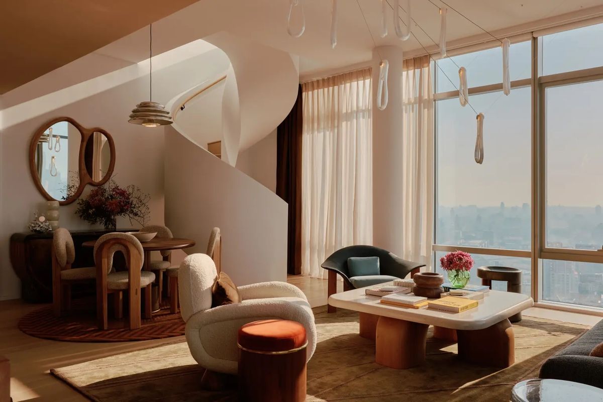 El departamento tiene una escalera caracol. El departamento tiene una escalera caracol. 