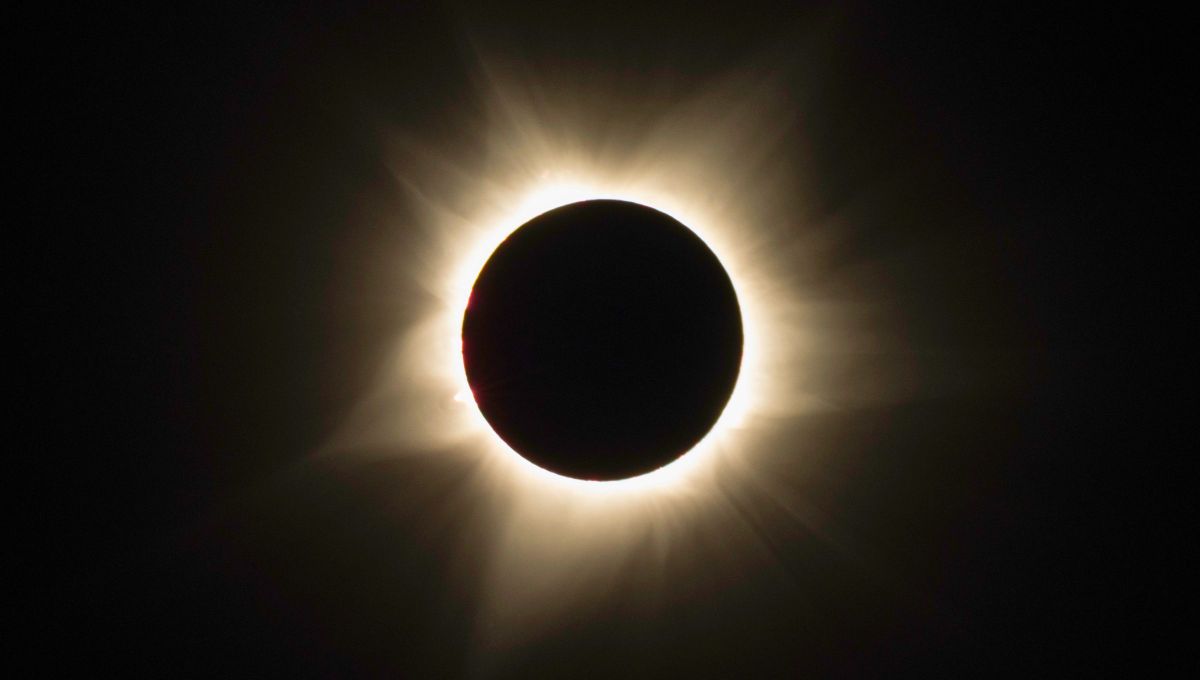 Cuando ocurre un eclipse solar hay que tener en cuenta que cosas sí y que cosas no se deben hacer. Cuando ocurre un eclipse solar hay que tener en cuenta que cosas sí y que cosas no se deben hacer.