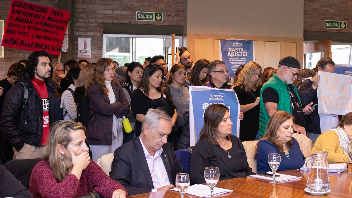 Una de las últimas jornadas de reclamo que hubo en Mendoza, encabezada por Conadu y Fadiunc. Una de las últimas jornadas de reclamo que hubo en Mendoza, encabezada por Conadu y Fadiunc.